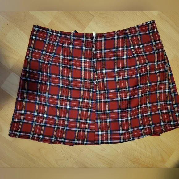 Hot Topic mini skirt red plaid  sz medium - Picture 4 of 5